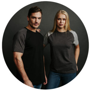 Mannlig og kvinnelig modell med t-skjorter fra youBrands
